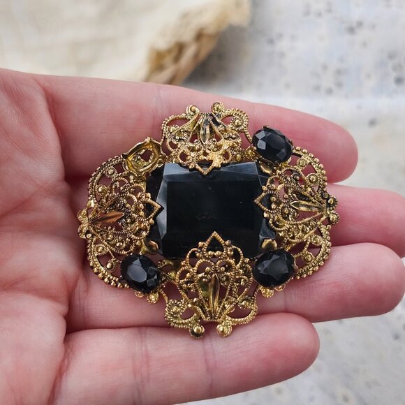 Vintage Edwardian Revival Brass Filigree Mourning Brooch with Black Glass Inlay - Picture 6 of 10